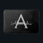 ブラックシルバーモダンスクリプトガーリー名前のモノグラム バスマット<br><div class="desc">黒とシルバーのシンプルなスクリプト モノグラム 名前 バス マット。豪華で洗練されたスタイルを愛する人への、卒業、誕生日、結婚式、結婚前のお祝い、結婚記念日、ベビー シャワー、独身パーティーのプレゼントに最適です。</div>