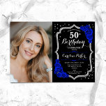 ブラックシルバー王室のブルー写真第50誕生日 招待状<br><div class="desc">エレガントフローラ50歳の誕生日の招待状と写真。グラムブラック王室のブルーデザインとフェイクグリッター銀。サファイアブルーのバラ、スクリプトフォント、紙吹雪を搭載。大人スタイリッシュのお祝いパーティーに最適。独自の詳細でパーソナライズどんなカスタマイズ年でもいい！印刷されたZazzle招待状または即時ダウンロードのデジタル印刷可能なテンプレート。</div>