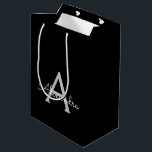 ブラックシルバー モダンスクリプト ガーリー モノグラム ネーム ミディアムペーパーバッグ<br><div class="desc">ブラックとシルバーのシンプルなスクリプト モノグラム ネーム ギフトバッグ。豪華でおしゃれなスタイルが好きな人への、スイート16の誕生日、結婚式、ブライダルシャワー、結婚記念日、ベビーシャワー、バチェロレッテパーティーのギフトバッグに最適です。</div>