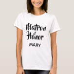 ブラックスクリプカジュアルト・マトロン賞モノグラム賞 Tシャツ<br><div class="desc">トレンディータイポグラフィモノグラムtシャツ。またモダンこのスタイリッシュカスタムデザインは、スクリプトレタリングの文字「Matron of Honor」とカジュアル、サンセリフの名前の編集可能な文字フィールドを黒で表しエレガントた特徴を持つ。このデザインを簡単にカスタマイズしクリックて、の「カスタマイズ」でスタイルに合わせてデザインツールにアクセスし、独自の文字または詳細を追加すカスタムる。</div>
