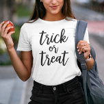 ブラックスクリプトハロウィンモダンのトリックまたは処理 トライブレンドＴシャツ<br><div class="desc">黒祝字レタリングをスタイルした「トリックまたはトリート」のシモダンャツでハロウィン。</div>