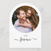 ブラックスクリプトフォトアーチ型テーブル番号 招待状 (正面)