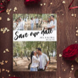 ブラックスクリプト4結婚写真救の日付 案内ポストカード<br><div class="desc">結婚式は日付はがきを保存する独自の写真の4つ、3つの小さいと1つ大きいパーソナライズすることができる。救黒文字で書は、葉書の向こう側に日付を書く。名前と日付を結婚クリーンなフォントに追加する。</div>