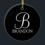 ブラックスクリプパーソナライズされたトモノグラムと名前 セラミックオーナメント<br><div class="desc">モノグラパーソナライズされたムと名前のギフトは白いクラシックのスクリプトのフォントスタイルでモノグラパーソナライズされたムを特徴とし、黒い背景に白いクラシックセリフのフォントスタイルで名前を特徴とする。休日、家族の懇親会、特別な機会に最適。</div>