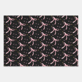 ブラックスタイリッシュバックグラウンドでのピンクの弓ハートとXO ラッピングペーパーシート (正面2)