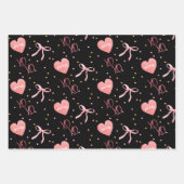 ブラックスタイリッシュバックグラウンドでのピンクの弓ハートとXO ラッピングペーパーシート (正面)