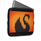 ブラックスワンアーティザンクロシェプリントエレクトロニクスバッグ ラップトップスリーブ (正面右)