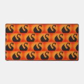 ブラックスワンプロファイルインサンセットアーティザンクロシェプリント デスクマット (正面)