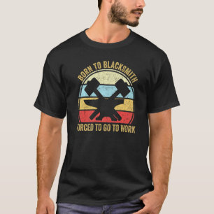ブラックス生まれミスの仕事に行くことを余儀なくされた鍛冶屋に Tシャツ