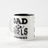 ブラックタイポグラフィパパオブガールズアウトナンバード ツートーンマグカップ (正面左)