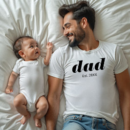 ブラックタイポグラフィーで設立記念日を祝うパパ Tシャツ