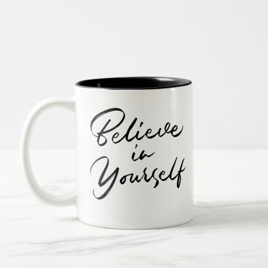 ブラックタイポグラフィ引用文やる気を起こさせるマグ ツートーンマグカップ (左)