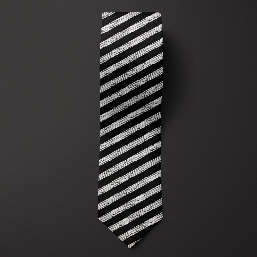 ブラックタイヤトレッドストライプの ネクタイ