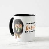 ブラックタンポメラニア犬キスすべてのマグカップを修正 マグカップ (正面左)