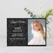 ブラックダマスクのフォーマルな卒業発表 案内状 (スタンド正面)