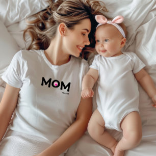 ブラックテキストの「Mom Established」ダブルハートTシャツ Tシャツ