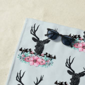 ブラックディアヘッド付き/ピンクの花と山 ビーチタオル (インサイチュ)