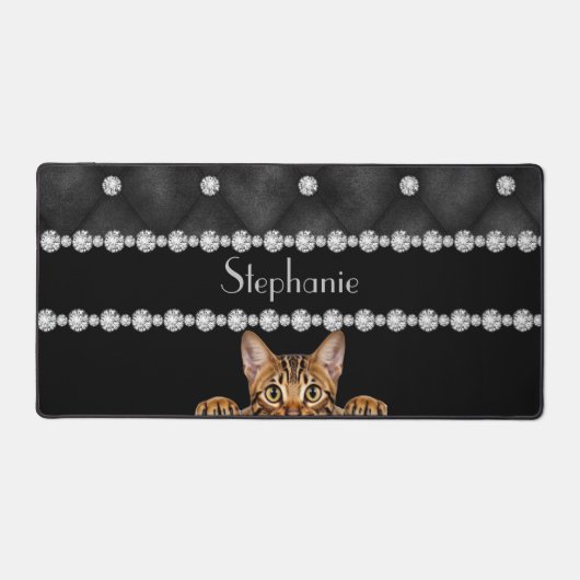 ブラックデスクマットの上にベンガルネコのダイヤモンド デスクマット (正面)