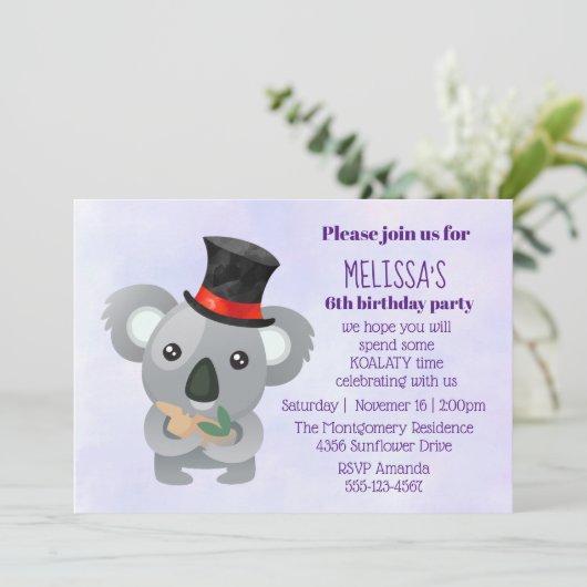 ブラックトップハット誕生日パーティーでかわいいコアラ 招待状 (スタンド正面)