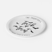 ブラックトリックまたはトリートタイポグラフィとこうもりハロウィーン ペーパープレート (アングル)