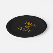 ブラックトリックまたはハロウィーンを扱う ペーパープレート (アングル)