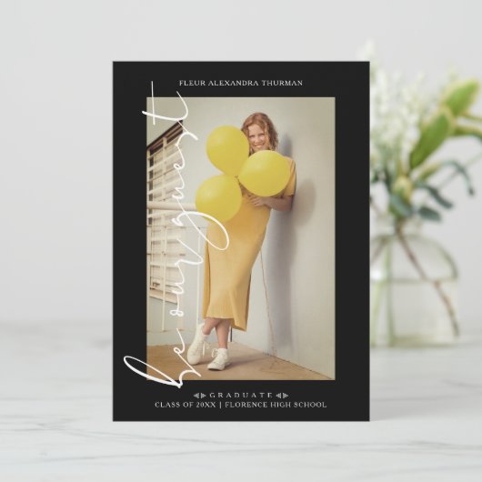 ブラックトレンディーフォトベビーゲストシンプル卒業 招待状 (スタンド正面)