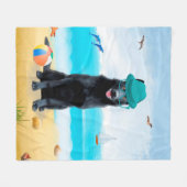 ブラックドイツシェパードドッグオンビーチ フリースブランケット (正面(横))