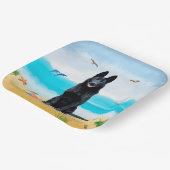 ブラックドイツシェパードドッグオンビーチ ペーパープレート (傾斜あり)