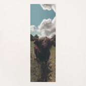 ブラックハイランドスコットランド牛の放牧ヴィンテージレトロ ヨガマット (正面)