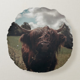 ブラックハイランドスコットランド牛の放牧ヴィンテージレトロ ラウンドクッション