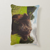 ブラックハイランド牛の放牧グリーンフィールドサンライト アクセントクッション (裏面(縦))