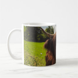 ブラックハイランド牛の放牧グリーンフィールドサンライト コーヒーマグカップ