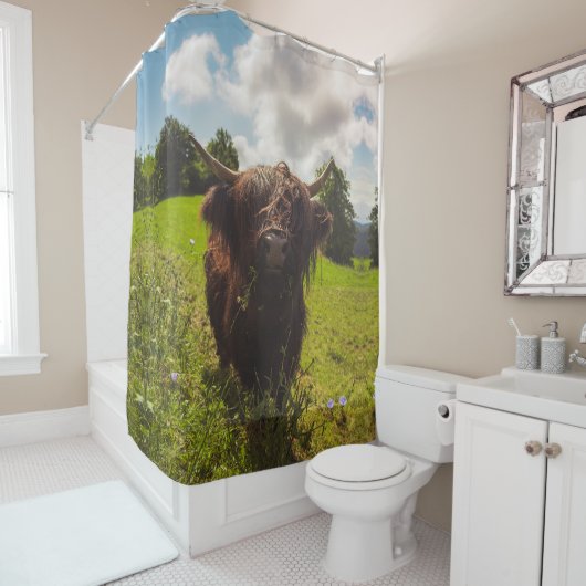 ブラックハイランド牛の放牧グリーンフィールドサンライト シャワーカーテン (インサイチュ)