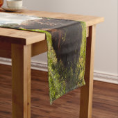 ブラックハイランド牛の放牧グリーンフィールドサンライト ショートテーブルランナー (インサイチュ)