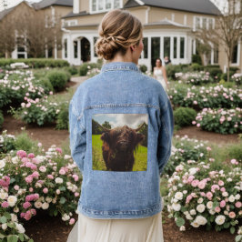 ブラックハイランド牛の放牧グリーンフィールドサンライト デニムジャケット