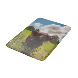 ブラックハイランド牛の放牧グリーンフィールドサンライト バスマット