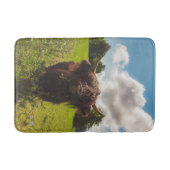 ブラックハイランド牛の放牧グリーンフィールドサンライト バスマット (正面)