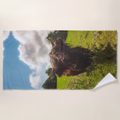 ブラックハイランド牛の放牧グリーンフィールドサンライト ビーチタオル (正面)