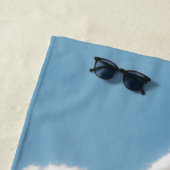 ブラックハイランド牛の放牧グリーンフィールドサンライト ビーチタオル (インサイチュ)