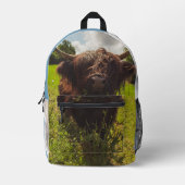 ブラックハイランド牛の放牧グリーンフィールドサンライト プリントバックパック (正面)