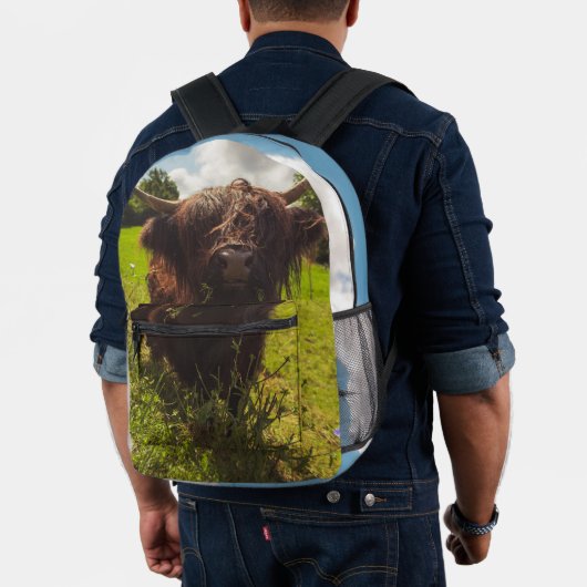 ブラックハイランド牛の放牧グリーンフィールドサンライト プリントバックパック (インサイチュ (モデル))