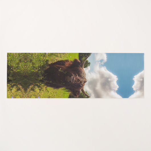 ブラックハイランド牛の放牧グリーンフィールドサンライト ヨガマット (正面(横))