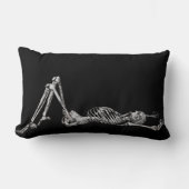 ブラックハロウィーンを敷き詰めたスケルトン ランバークッション (正面)