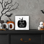 ブラックハロウィーンカボチャのトリックまたはトリートメント ウッドボックスサイン<br><div class="desc">祝黒い素朴なカボチャにスクリプトレタリングを搭載した季節の木の卓上表示サインとスタイルのハロウィーン。</div>