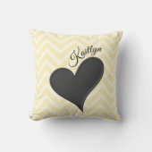 ブラックハートオンイエローシェブロンストライプ装飾用クッション クッション (正面)