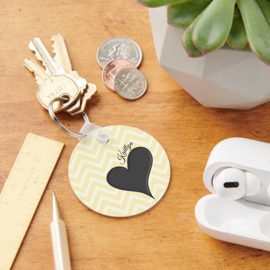 ブラックハートオンイエローシェブロンストライプ(名前あり) キーホルダー (デスク)