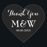 ブラックハート型結婚式の引き出物感謝していおステッカー ハートシール<br><div class="desc">黒いハート型の結婚式の引き出物感謝していはステッカー。黒と白またはカスタム背景色。スクリプトエレガントタイポグラフィ。ロマンチックな封筒用シール/シーラーとして、またはゲストの結婚式の引き出物ラベルとして感謝してい使用する。かわいい愛のシンボルの形スタイリッシュ文字。婚約パーティ、記念日など他の大事な行事にも便利</div>