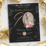 ブラックバジェットサプライズ90th誕生日招待状<br><div class="desc">ブラックバジェットサプライズ90th誕生日招待状。最高の驚きを投げフレンドリーる予算のマイルストーンの誕生日の招待で感動！フローラ素晴らしデザインを搭載しポップ・アートの、この招待は色と魅力をお祝いにもたらす。写真を入れて個人touchお気に入りのを追加し、本当に思い出に残る記念に。計画とサプライズスタイリッシュパーティーに最適！</div>