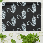 ブラックバックエレガントグラウンドのブルーパールスワン キッチンタオル (折り畳み)