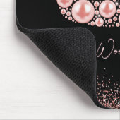 ブラックバックエレガントグラウンド上のピンクパールスワン マウスパッド (コーナー)